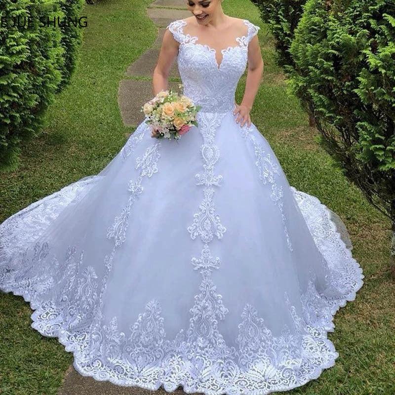 Mandotos vintage lace wedding dress in white, featuring elegant lace details and a classic bridal gown silhouette.