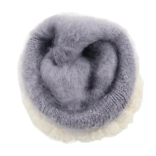 Mandotos winter knitted gloves in cozy wool with ribbed cuffs, suitable for cold weather.