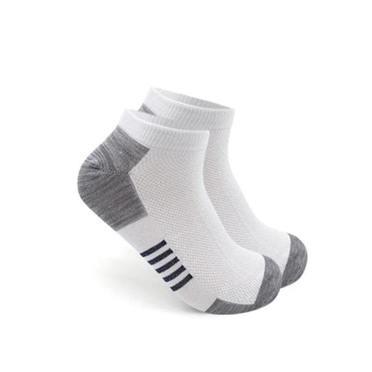 Mandotos durable sports socks in black and white, 12 pairs of breathable ankle and invisible styles for daily comfort.