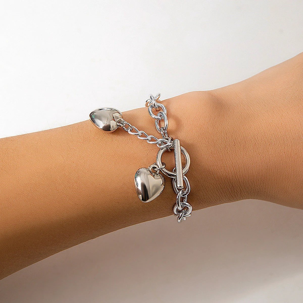 Mandotos thick chain lock and key pendant necklace, trendy fashion jewelry, featuring a bold chain with a detailed lock and key pendant.