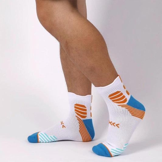 Mandotos trendy sports socks, 6 pairs of moisture-wicking ankle socks suitable for running and hiking, featuring colorful designs.