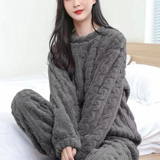 Mandotos winter pajamas set made of thickened coral velvet, featuring a warm, cozy homewear outfit for cold weather.