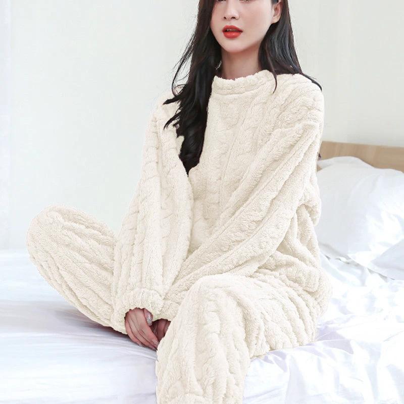 Mandotos winter pajamas set in thickened coral velvet, featuring a cozy, warm homewear design with long sleeves and relaxed fit.