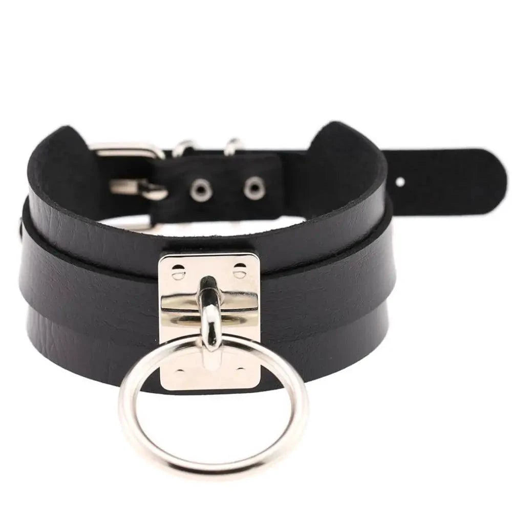 Black edgy leather choker collar from MANDOTOS with metal details, designed for stylish and bold fashion statements.