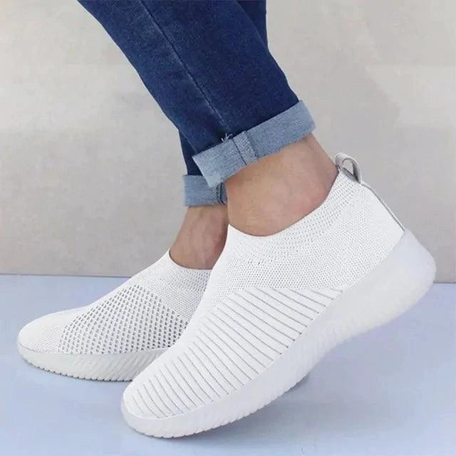 Mandotos flat knitted shoes with breathable fabric and stylish design, perfect for casual wear and everyday comfort.
