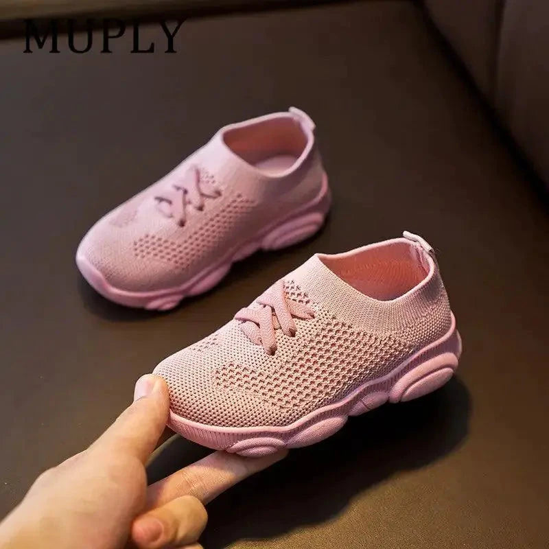 Mandotos children's sneakers for girls and baby boys, casual sport shoes in vibrant colors, suitable for active kids.