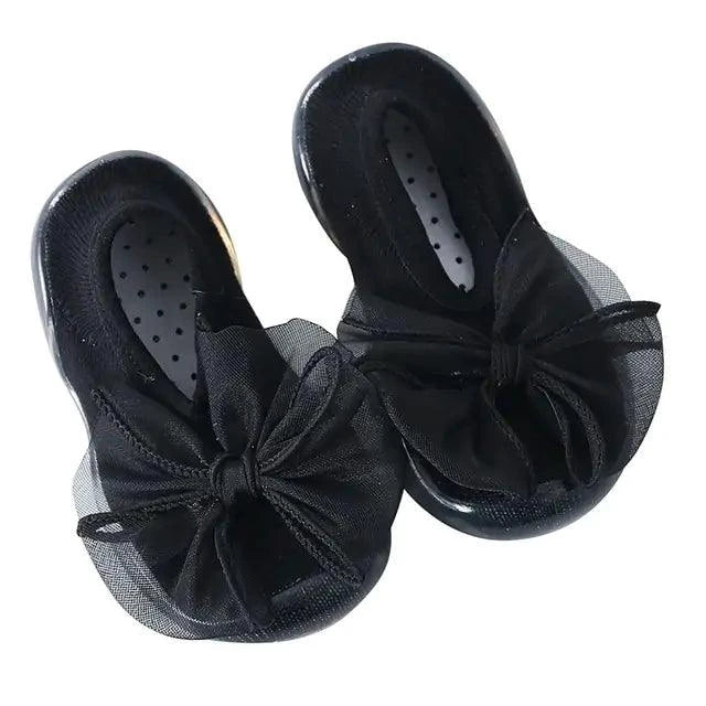 Mandotos toddler shoes in soft fabric with velcro straps, designed for comfortable and easy wear for young children.