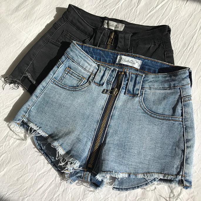 Mandotos Xuan Ya high-waisted denim shorts with hip zipper, stylish and casual for a trendy summer look.