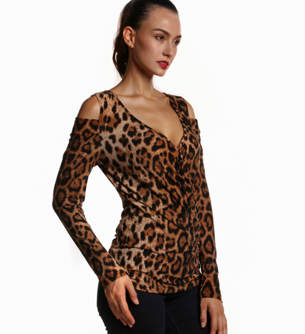 Chic Leopard Print V-Neck Fitted Top