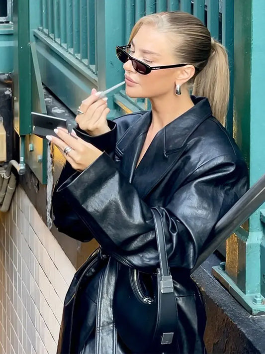 Chaqueta larga de cuero sintético para mujer | Abrigo con cuello polo y detalle de encaje