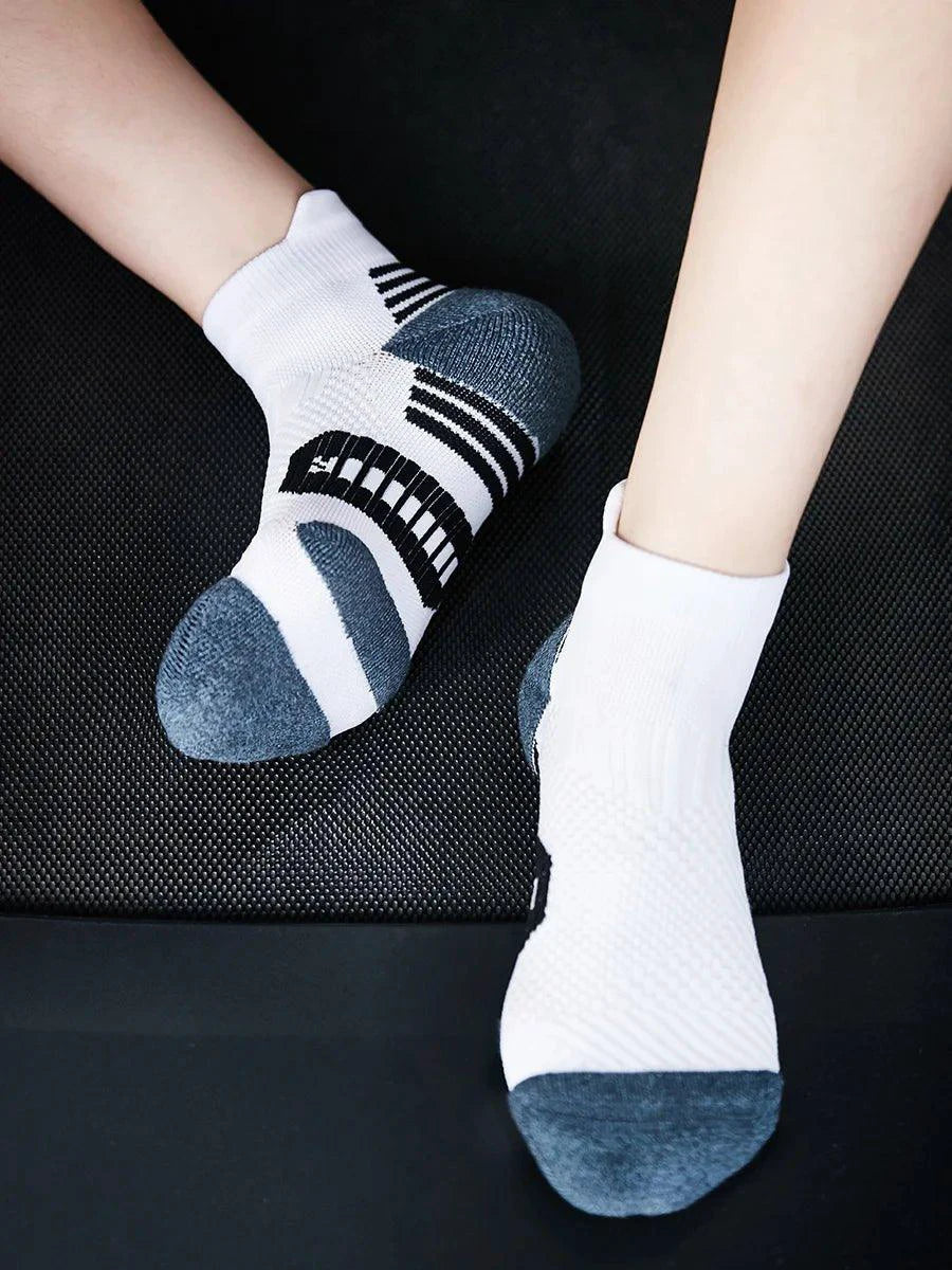 Mandotos 3-pair sports socks with towel bottom, non-slip grip, quick-drying material for running, basketball, and fitness for men and women.