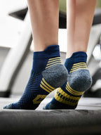 Mandotos 3-pair athletic sports socks with towel bottom, non-slip grip, quick-drying fabric, ideal for running, basketball, and training.