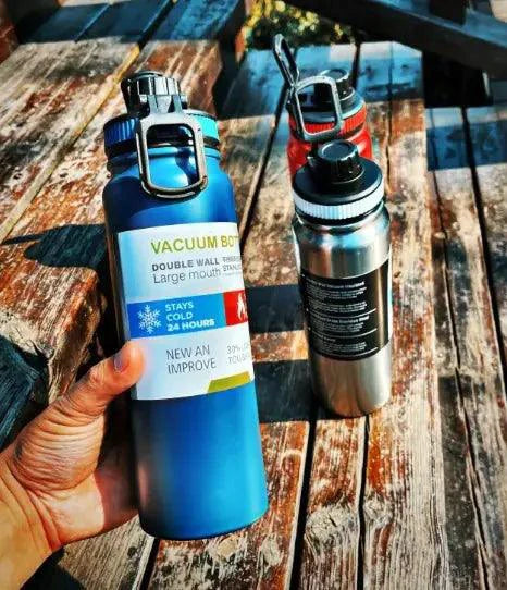 Mandotos 800ml adventure hydration cup with a secure lid and ergonomic design for outdoor activities and staying hydrated.