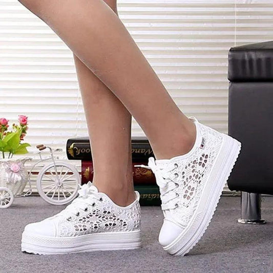 Mandotos women's canvas shoes with a casual, stylish design, featuring white laces and a comfortable low-top fit.