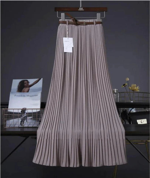 Mandotos Chic & Grace pleated chiffon skirt with flowing fabric, showcasing elegant and stylish design.