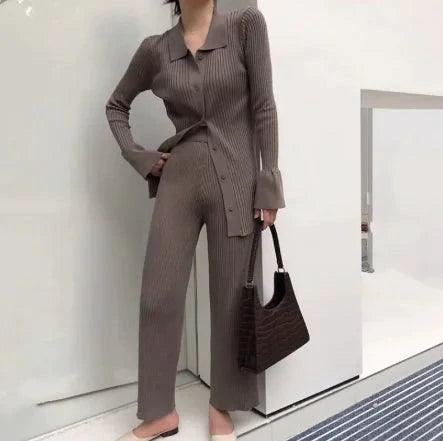 Mandotos chic knit collared ensemble featuring a stylish knit top with a collar and matching pants, perfect for casual wear.