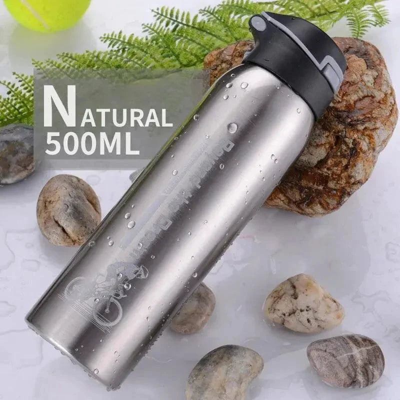 Mandotos CycleTherm insulated water bottle with a sleek design, featuring a secure lid and double-wall insulation for temperature retention.