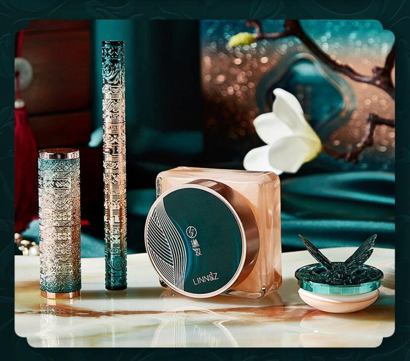 Mandotos Oriental Beauty Co. Chinese-inspired makeup set with elegant palette and bold colors, featuring eyeshadows and blushes.
