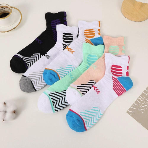Mandotos trendy sports socks, 6 pairs of moisture-wicking ankle socks for running and hiking, in various colors.