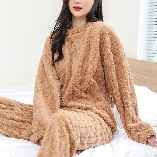 Mandotos winter pajamas set made of thick coral velvet, featuring a cozy, warm homewear design for cold weather comfort.