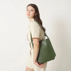 Mandotos eco-friendly vegan leather tote bag with stylish, sustainable design, featuring spacious interior and durable straps.