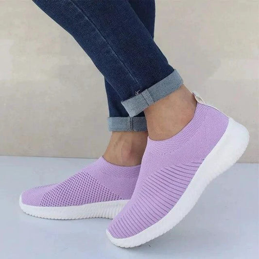 Mandotos flat knitted shoes in black with white soles, featuring a snug, breathable design and stylish casual footwear.