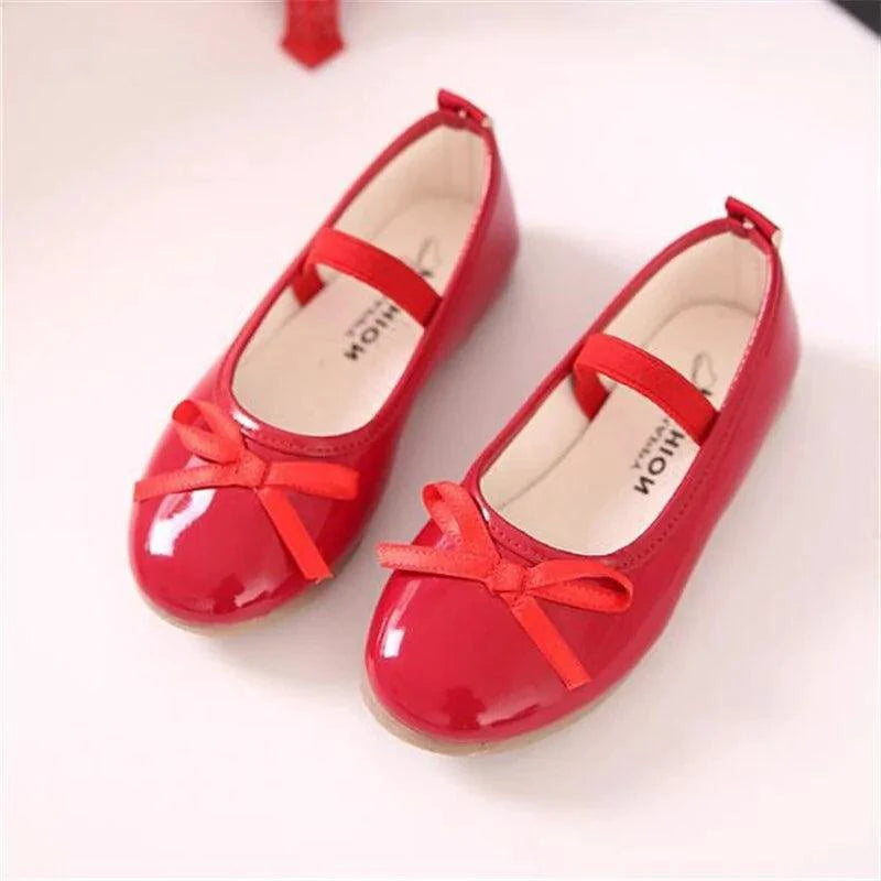 Mandotos flat shoes in black with rounded toe and slip-on design, perfect for casual and everyday wear.