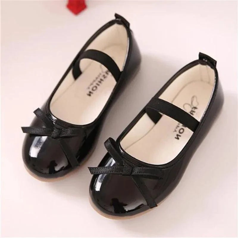 Mandotos flat shoes in black with rounded toe and slip-on design, suitable for casual and comfortable everyday wear.