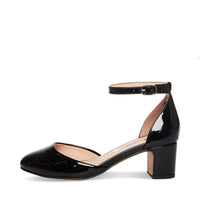 Black patent Steve Madden Kids Pretty Pump shoe by MANDOTOS INTERNATIONAL, featuring a stylish, glossy finish and classic design.