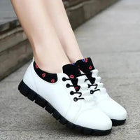 Mandotos Korean student shoes with black and white design, featuring laces and casual slip-on style for everyday wear.