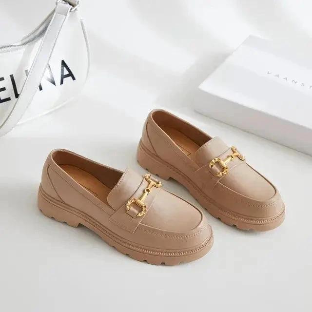 Mandotos women's loafers shoes in black leather with slip-on design and low heel, stylish and comfortable footwear for women.