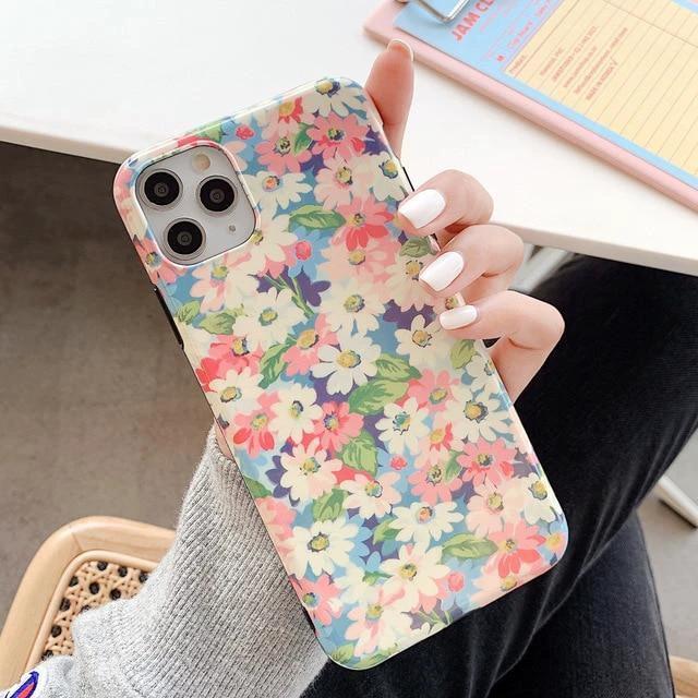 Mandotos retro daisy phone case with vibrant floral design for iPhone or Android devices, durable protective cover with vintage style.