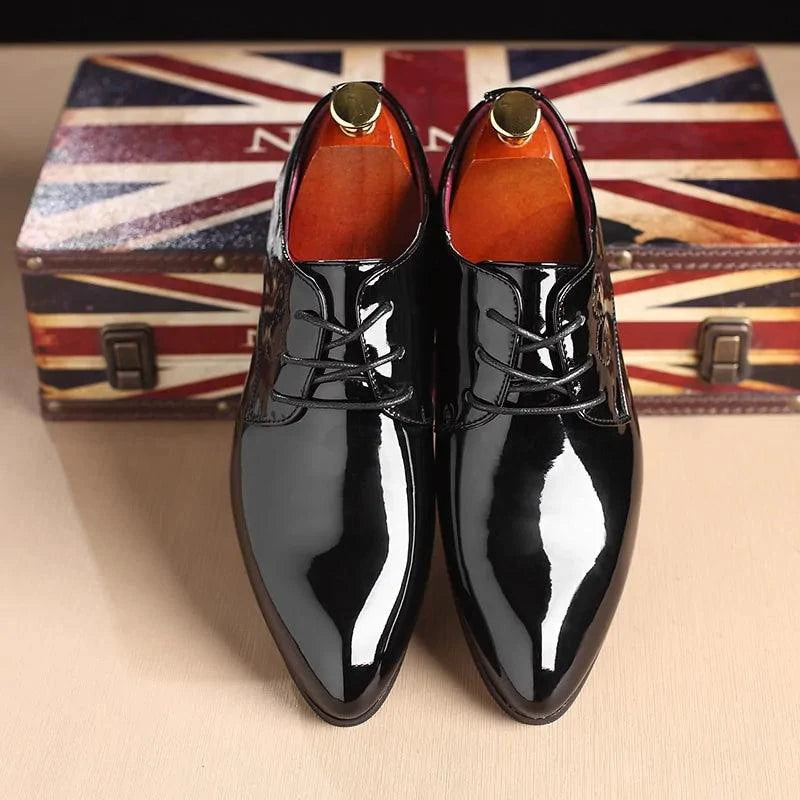 Mandotos sleek leather Oxford shoes featuring classic design with polished finish and lace-up front for formal or casual wear.