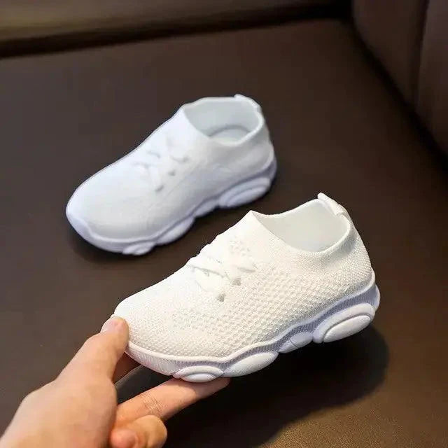 Mandotos children's sneakers for girls and boys, sporty casual shoes in vibrant colors, featuring comfortable design and durable soles.