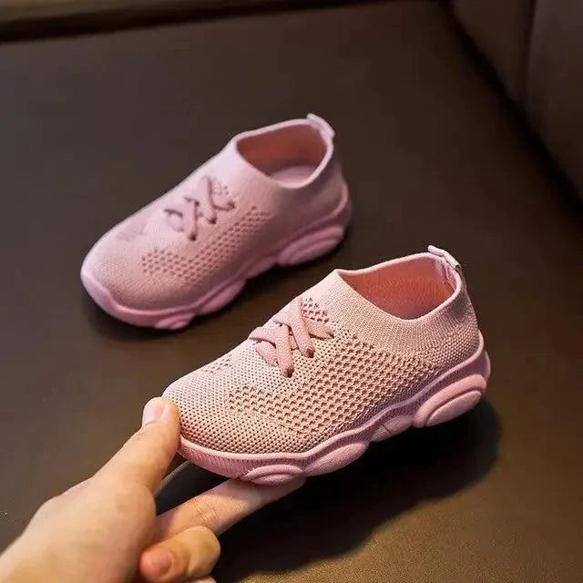 Mandotos children's sneakers for girls and baby boys, casual sport shoes with colorful design and comfortable fit.