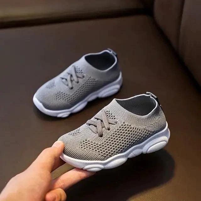 Mandotos children's sneakers for girls and baby boys, casual sport shoes with colorful design and comfortable fit.