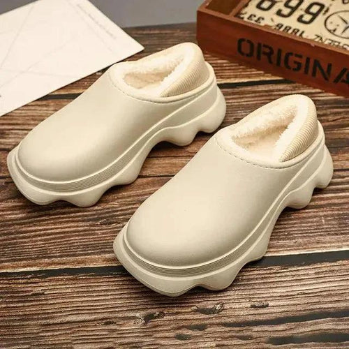 Mandotos warm outdoor shoes with rugged design and insulated lining, ideal for cold weather hiking and outdoor activities.
