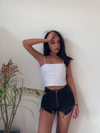 Mandotos Xuan Ya high-waisted denim shorts with hip zipper, casual summer style, showcasing the fit and trendy design.